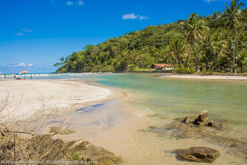 Imagem de turistas aproveitando a piscina natural da Praia de Jeribucaçu em Itacaré.